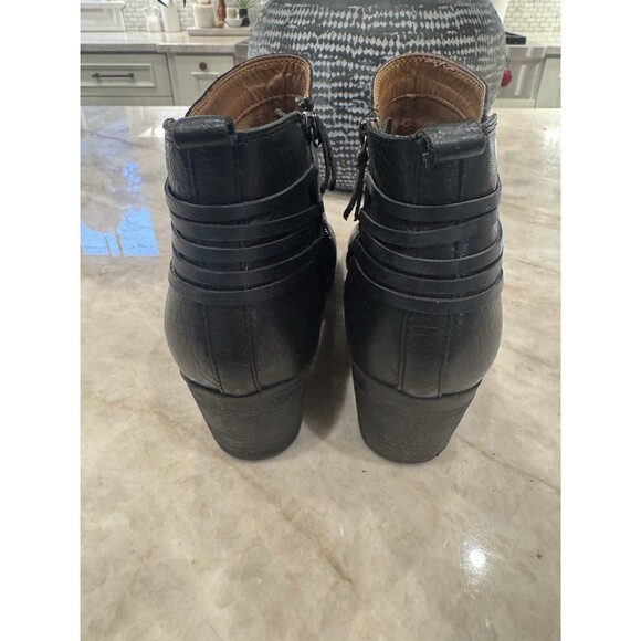 Lucky Brand Giovanna black leather cut-out ankle booties Women’s 8.5m rivets EUC - Picture 15 of 16